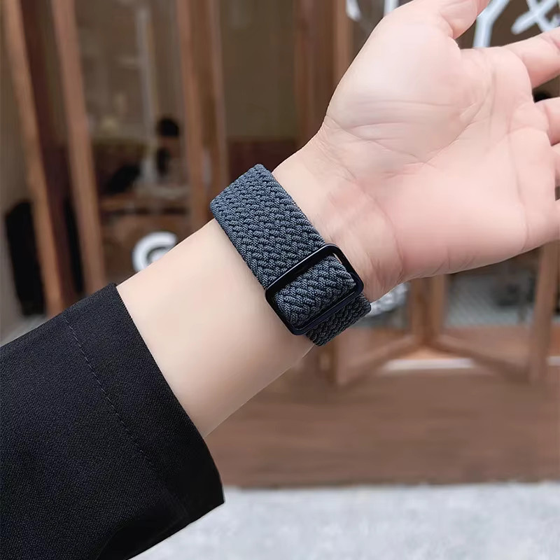 Elastisches geflochtenes Solo-Loop-Armband für Apple Watch in Grau - Bild 2