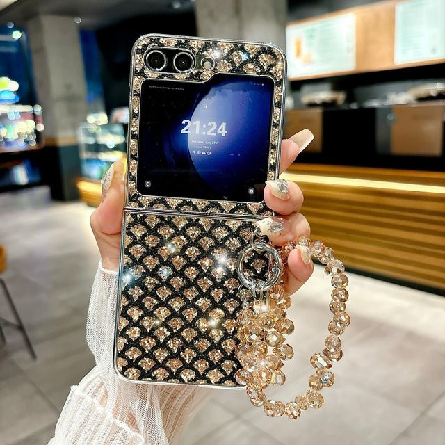 EPENA Handyhülle mit Glitzer-Fischschuppenmuster und Kristall-Glücksarmband für Samsung Galaxy Z Flip3, Z Flip4, Z Flip5 und Z Flip6 in Gold und Multicolour - Bild 1