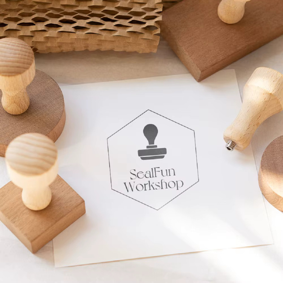 Personalisierter Stempel mit individueller Bildanpassung aus Holz in Schwarz oder Braun - Bild 2