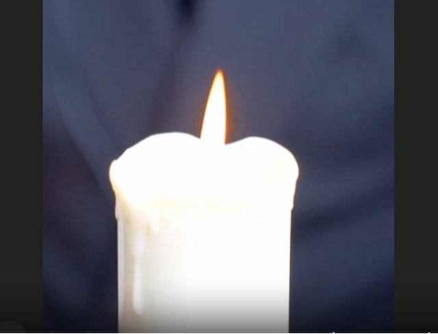 Enjoyer Fernbedienbare Selbstzündende Kerze mit Geisterflammen-Illusion in Weiß als Halloween Zaubertrick Bühnen-Requisit - Bild 1