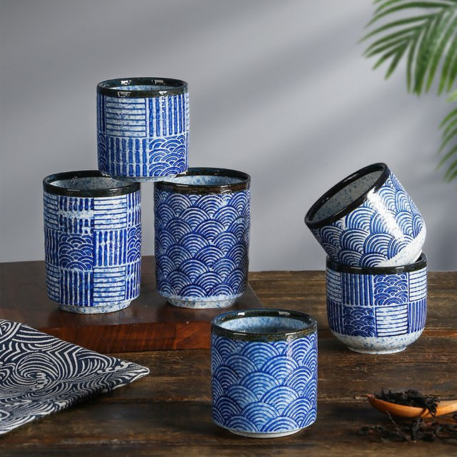 Japanische Keramiktasse in Blau mit Wellenstruktur, handgefertigter Tee- und Kaffeebecher im minimalistischen Vintage-Stil - Bild 1
