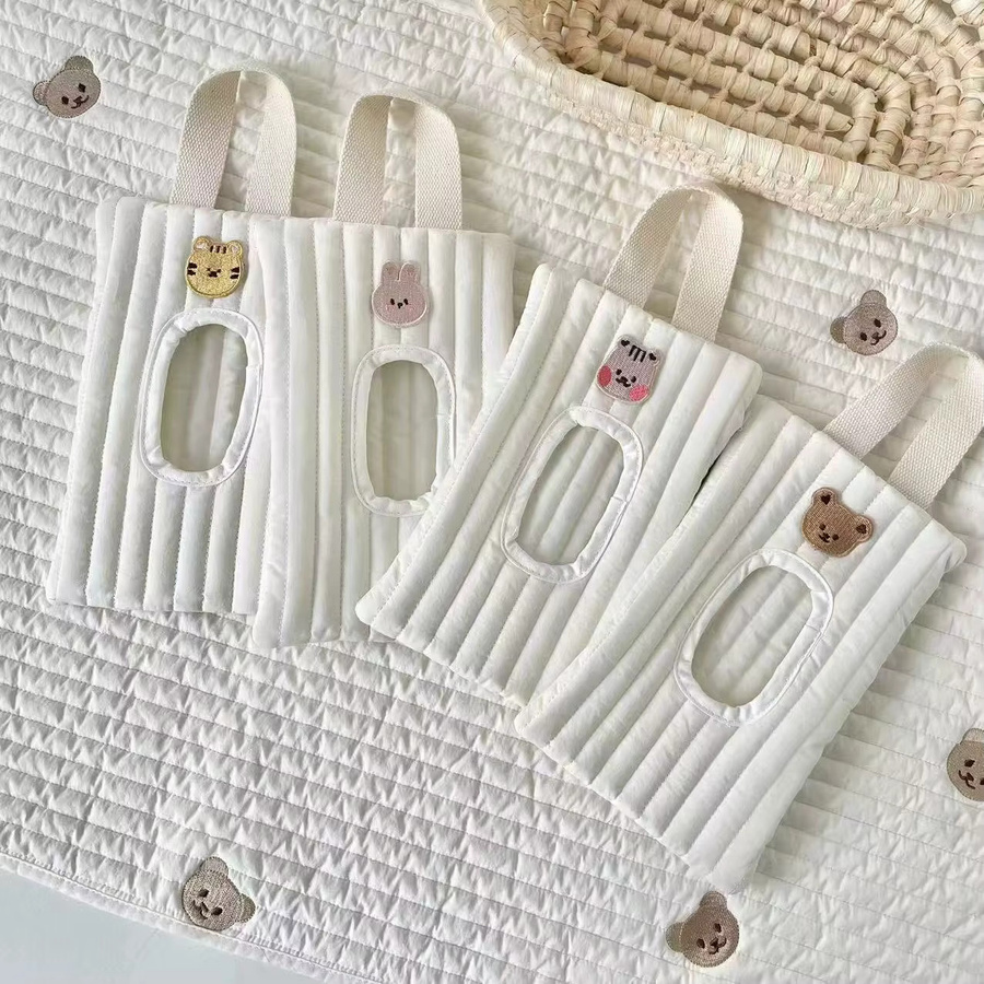 Tragbare Baby Feuchttuchbox aus Kunststoff in Weiß zum Aufhängen für Kinderwagen und Auto - Bild 1