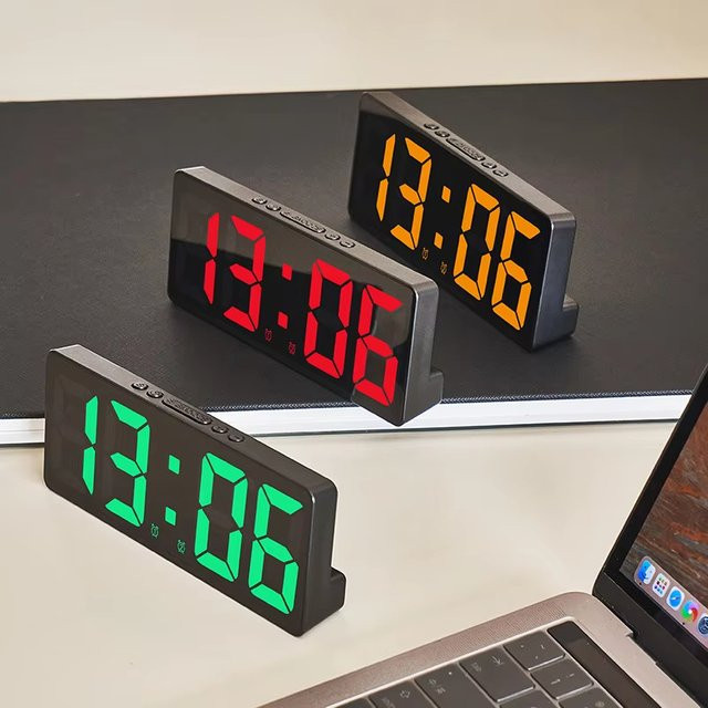 NOCCLILI Multifunktionale digitale LED-Ziffernuhr mit Temperaturanzeige und Kalender, Tischuhr mit Nachtlicht in Schwarz und Orange - Bild 1