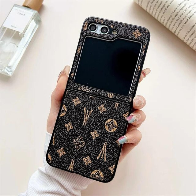 Stoßfeste Handyhülle mit Retro-Muster und Kettenarmband für Samsung Galaxy Z Flip 5, Z Flip 4 und Z Flip 3 5G in Braun - Bild 1