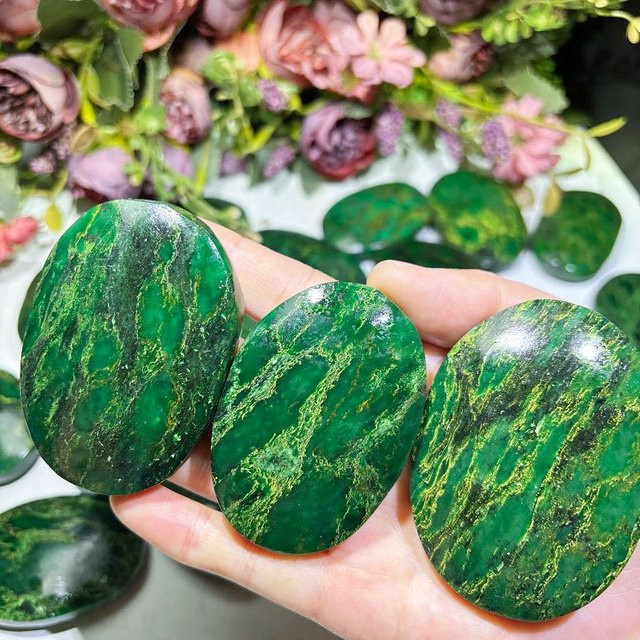 Handpolierter Smaragd-Stein von CrystalHola, grüner Kristall-Palmenstein mit Marmorierungsmuster für die Schmuckherstellung - Bild 1