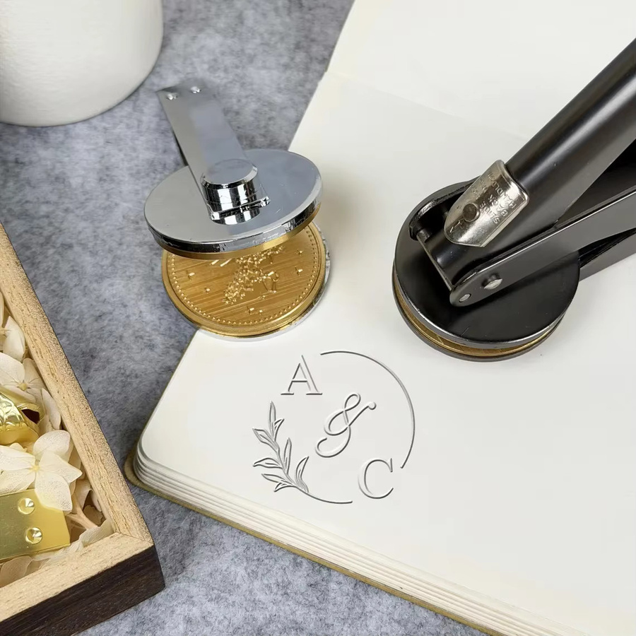 Personalisierter Buch-Embosser mit schwarzem Griff und Metallelementen - Bild 2