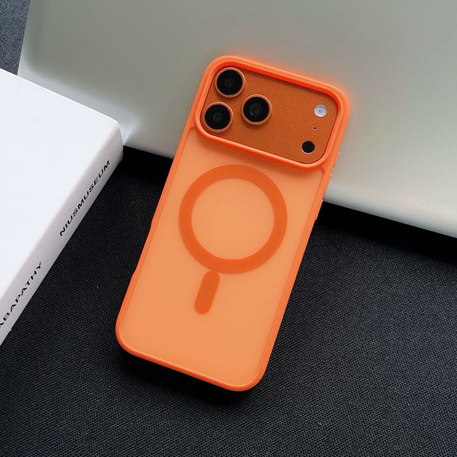 SUNWARD MagSafe Handyhülle für iPhone in Gold, matte magnetische Stoßfeste Panzerhülle mit farbigem Stoßfänger - Bild 1