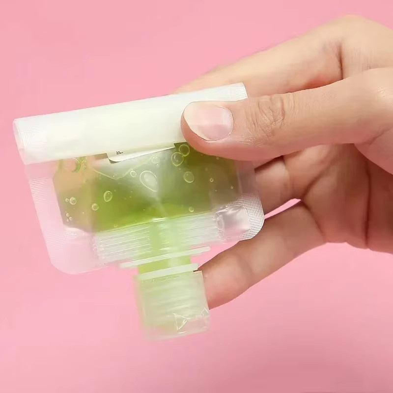 Transparente Clamshell-Standbeutel aus Kunststoff mit Ausgießer für Reiseflüssigkeiten wie Handdesinfektionsmittel, Lotion oder Shampoo - Bild 2