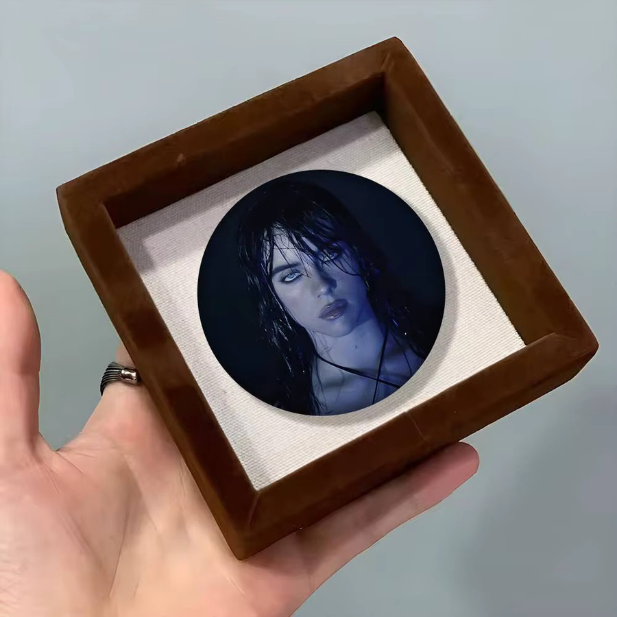 Brosche Billie Eilish Cartoon-Stil, Emaille-Pin, Rund - Bild 4