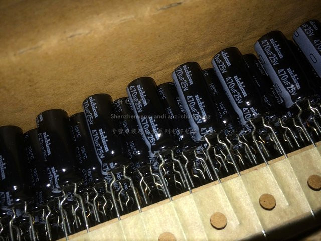 Nichicon E Serie Aluminium-Elektrolytkondensator 470µF 25V, 10er Pack, B/T/H: 8 x 8 x 20 mm - Bild 1