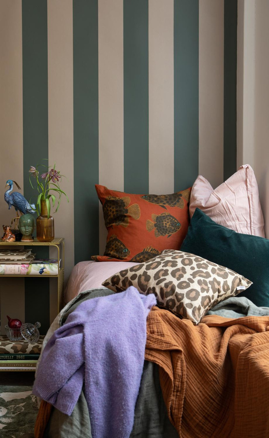 Studio Lisa Bengtsson Tapete Stripe Forward in Green mit abstraktem Streifenmuster im skandinavischen Design aus Vlies - Bild 1