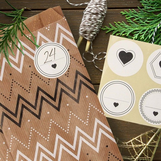 Zenker Adventskalender-Set mit 24 Geschenktüten und Stickern in Kraftpapier-Optik und Multicolor - Bild 1
