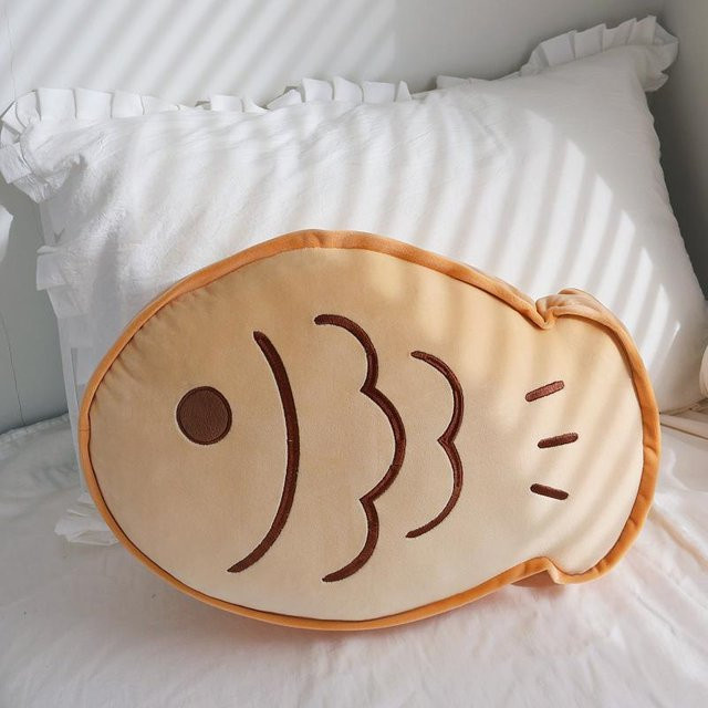 Taiyaki Plüschtier Kissen in Beige als lebensechtes japanisches Street Food Kuscheltier für Kinder und zur Heimdekoration - Bild 1