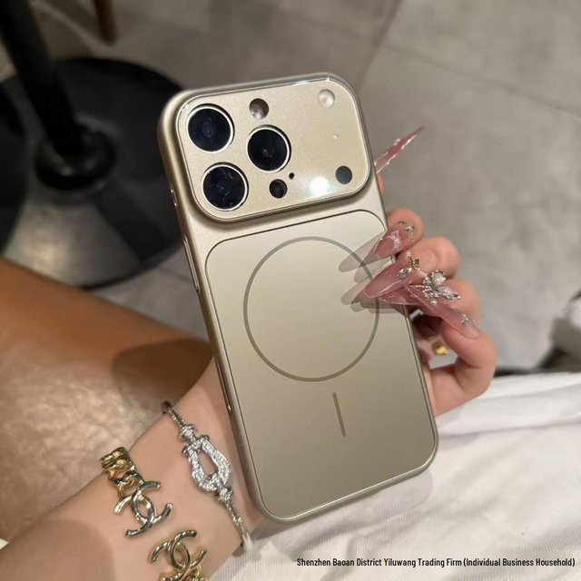 Magnetische Schutzhülle für Apple iPhone 16 Pro Max, iPhone 17 Pro Max und iPhone 15 Pro in Schwarz und Gold - Bild 1
