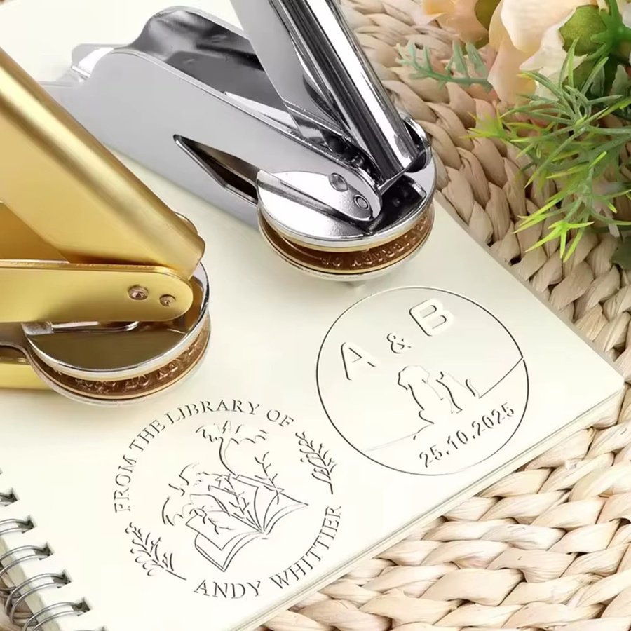 Individueller Embosser-Stempel mit Logo zur Gestaltung von Hochzeits-Bibliotheksbüchern, Briefumschlägen und Party-Einladungen in Silber und Bunt - Bild 1