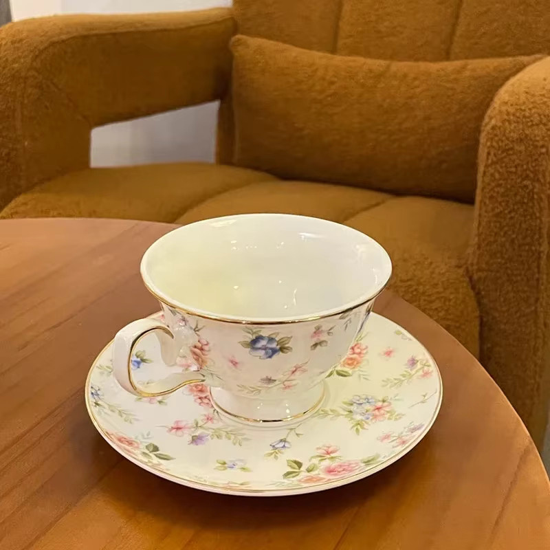 Vintage Keramik Kaffeetassen Set mit floralem Kamelien-Design in Weiß - Bild 3