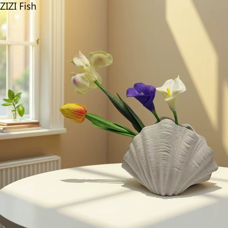 Dekorative Keramikvase in Beige mit Muschel-Ornament für Schnittblumen und Dekoration - Bild 2