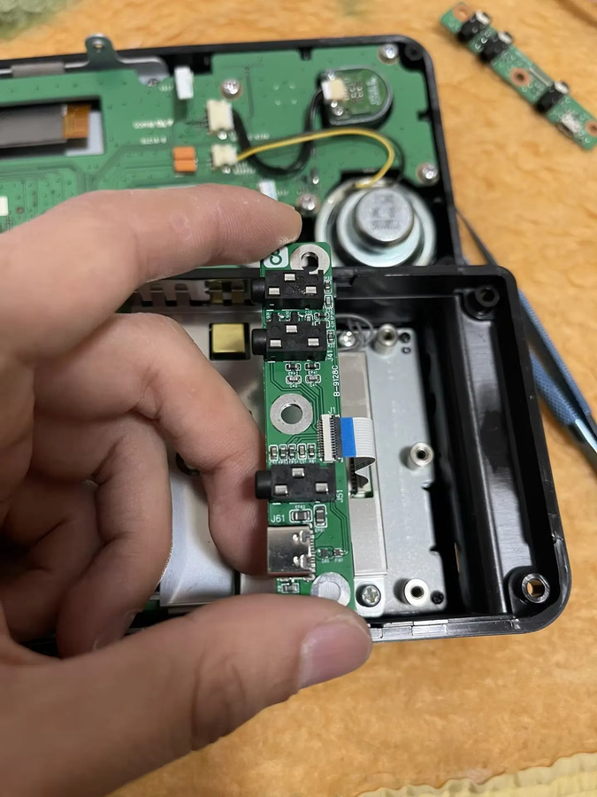 ICOM IC-705 Amateurfunk-Transceiver mit USB-C Schnittstelle und Upgrade-Board in Grün - Bild 3