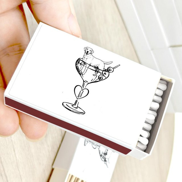Personalisierte Hochzeits-Streichholzschachteln mit Hund im Cocktailglas als Gastgeschenke in Weiß - Bild 1