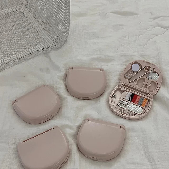 Tragbares Mini-Nähset mit Nadeln, Scheren und Knöpfen in Khaki und Multicolour - Bild 1