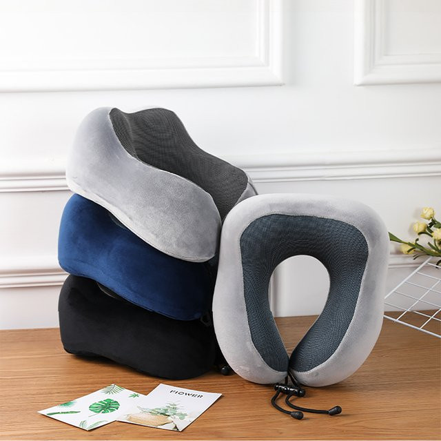 U-förmiges Reise-Nackenkissen aus Memory Foam für Erwachsene in Schwarz und Grau - Bild 1