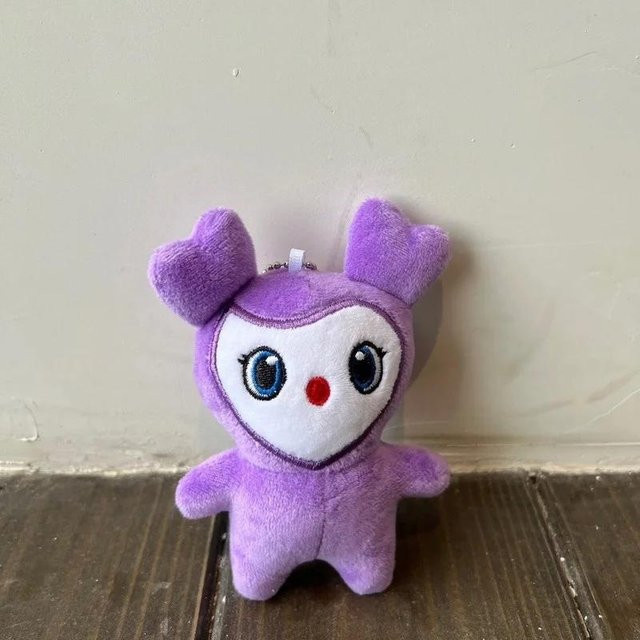Yiran toy Twice Momo Plüschtier, Schlüsselanhänger, ab 14 Jahren - Bild 1