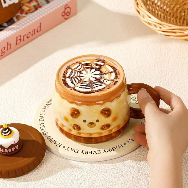 Niedliche Keramiktasse mit Deckel im Cartoon-Design von Yiran toy 1, beige, 450 ml - Bild 1