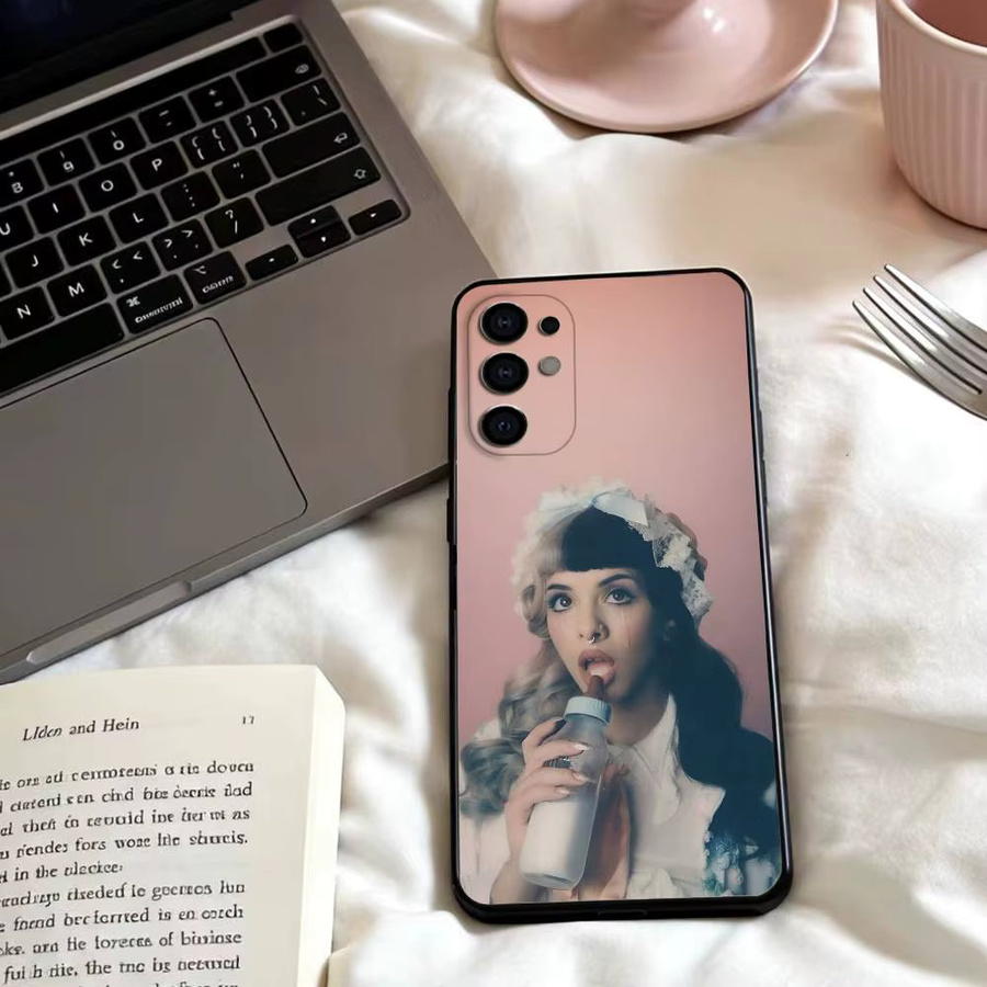 Sänger M-Melanie Martinez Handyhülle für Samsung Galaxy S25 S24 S23 S22 S21 S20 S10 S9 S5 S4 5G Ultra Plus Lite FE in Schwarz - Bild 2