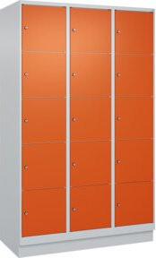 C+P Schließfachschrank Classic PLUS mit Sockel, 3 Abteile, Stahl, Grau/Reinorange, B/T/H: 120 x 50 x 195 cm - Bild 1