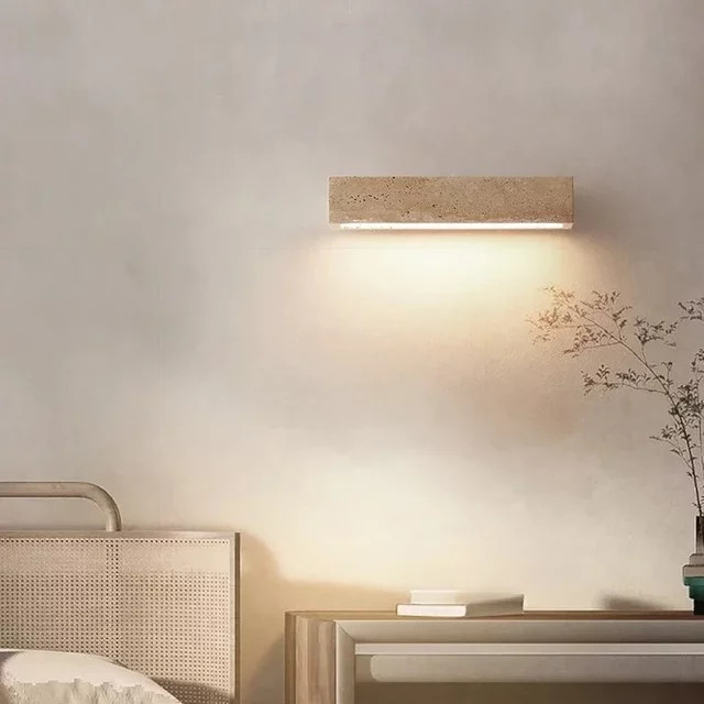 Dekorative Wandleuchte im Wabi-Sabi-Stil aus Naturstein in Beige für Wohnzimmer und Schlafzimmer - Bild 1