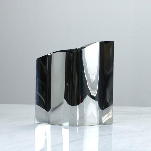 Moderne flache Blumenvase aus Edelstahl in Silber für dein Wohnzimmer und Desktop-Ornamente - Bild 1