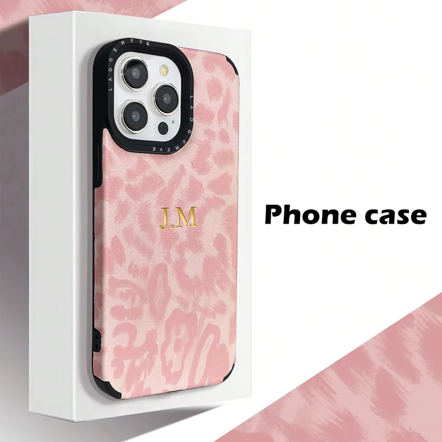Personalisierte Lederhülle mit Leopardenmuster für dein Apple iPhone in Pink mit individuellen Initialen oder Namen - Bild 3