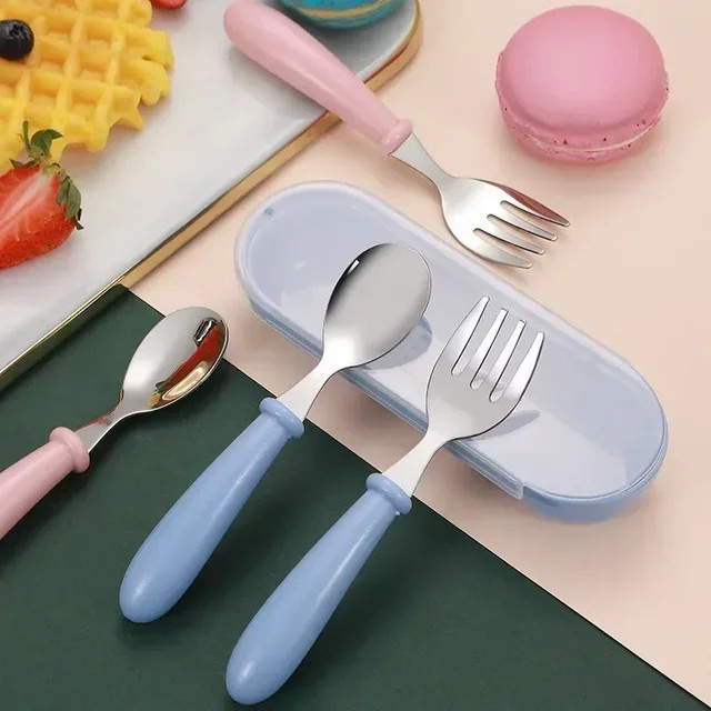 Baby Gadgets Geschirr Set für Kleinkinder aus Edelstahl in Blau mit ergonomischen Utensilien und Cartoon-Design - Bild 1