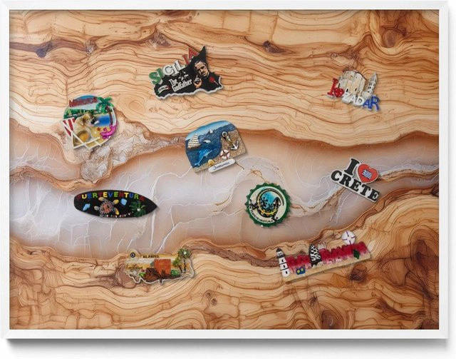 Tulup Magnettafel für Reisemagnete mit Holzkonstruktion und Harz, Magnetpinnwand aus Metall mit weißem Rahmen, B: 80 cm, H: 60 cm - Bild 1