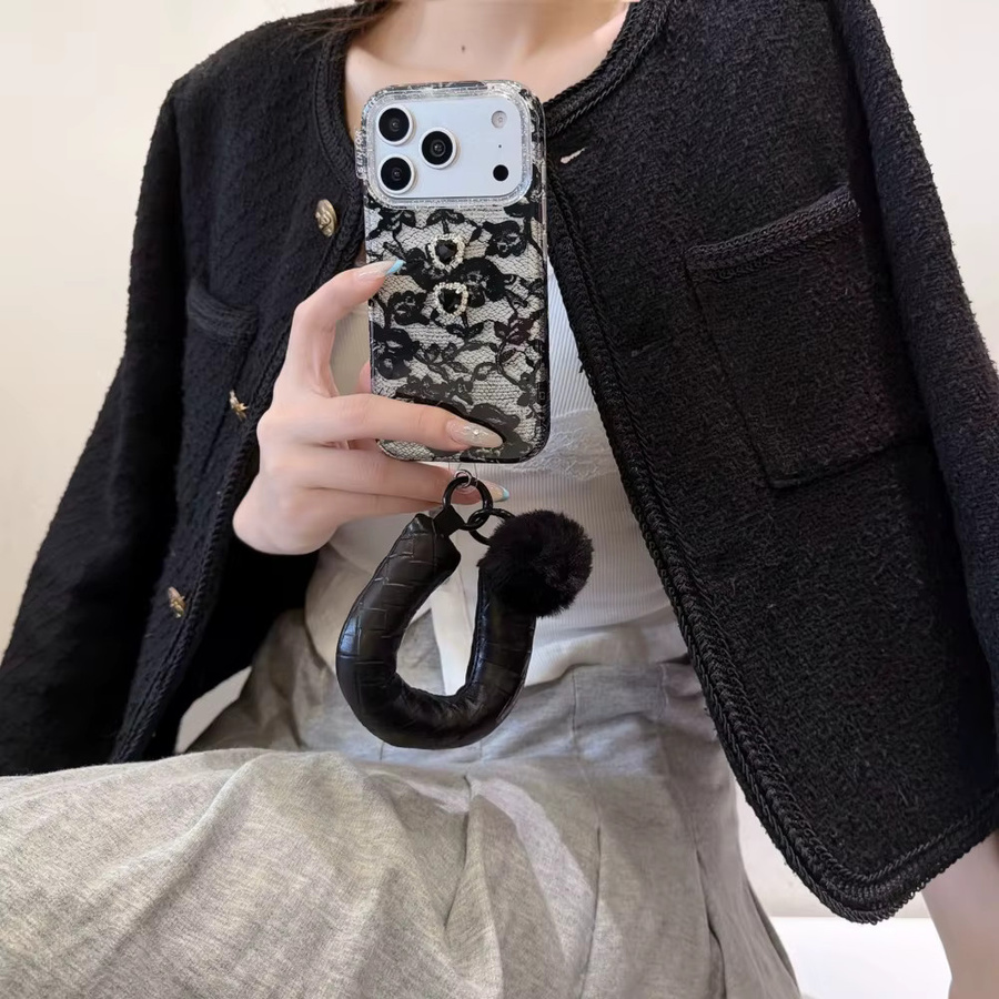 Herzförmige Handyhülle aus schwarzer Spitze mit Strass und abnehmbarem Fellknäuel-Armband für Apple iPhone 13/14/15/16/17 Pro Max in Schwarz - Bild 2