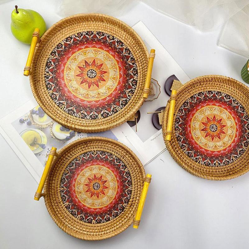 Handgewebtes rundes Serviertablett aus Rattan mit Holzgriffen in Braun, Durchmesser: 22 cm - Bild 3