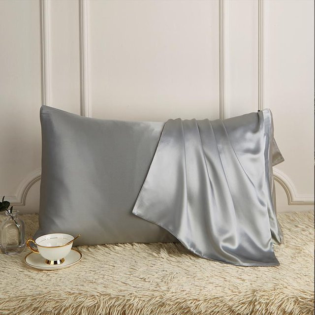 Kissenbezug aus Maulbeerseide und Lyocellfaser von Yiran Furniture, Farbe: Lichtgrau, B/H: 48 x 74 cm - Bild 1