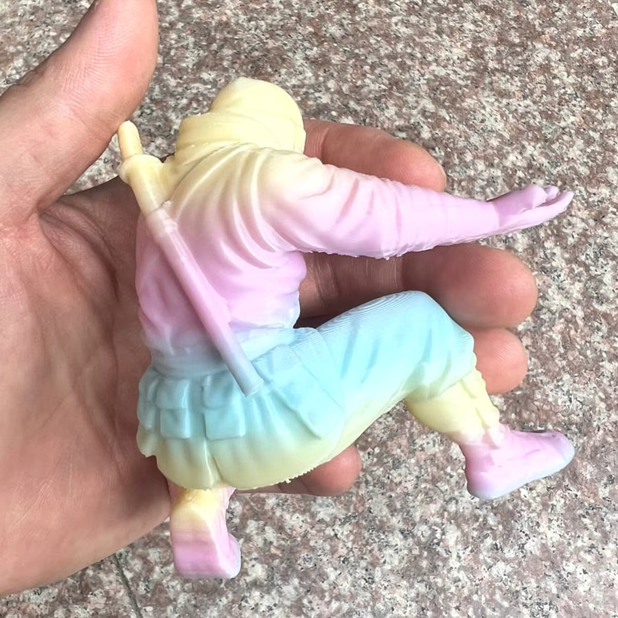Kawaii Regenbogen-Ninja Stifthalter aus Kunststoff in Mehrfarben, Niedriger Schreibwarenständer für deinen Schreibtisch, B: 9 cm, T: 7,8 cm - Bild 3