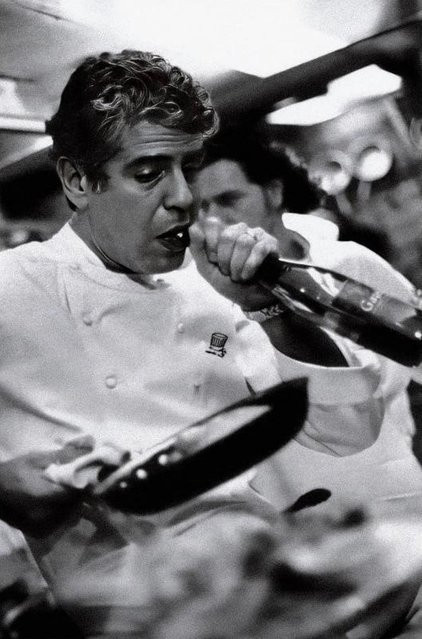 Leinwandbild Anthony Bourdain Serie August Art Museum Fotografie Wanddeko Schwarz Breite: 60 cm, Höhe: 100 cm - Bild 1