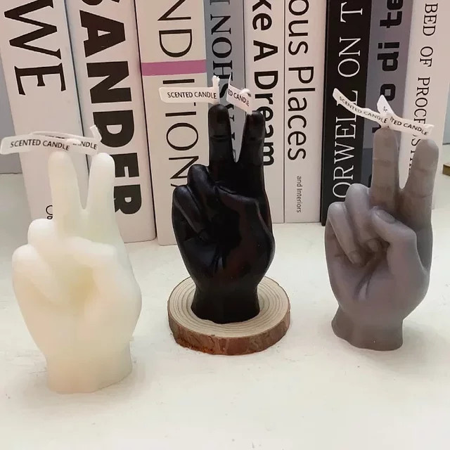 Moderne fingerförmige Duftkerzen aus Wachs in Grau als kreative Dekoration und besonderes Geschenk - Bild 1