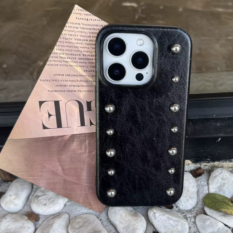 Personalisierte Apple iPhone Handyhülle aus Leder mit silbernen Nieten, stoßfest, Farbe: Silber/Schwarz - Bild 3