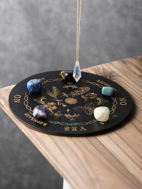 YOCITY Pendelbrett aus Holz mit Mond und Sternen in Schwarz, rundes Meditationsbrett für deinen metaphysischen Altar - Bild 1