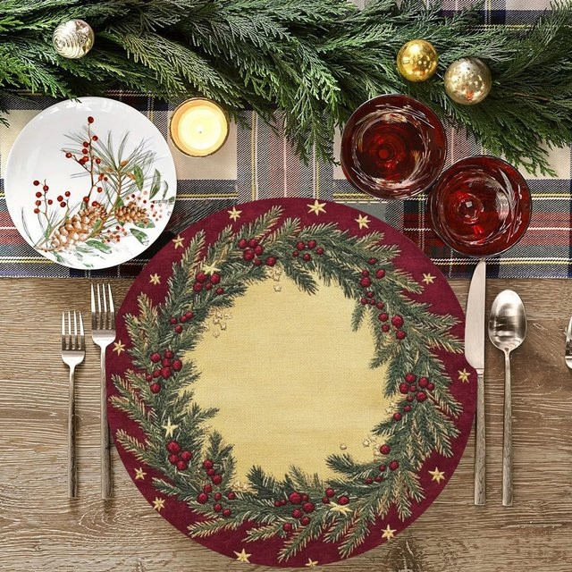 VIKAMA 4-teiliges rundes Weihnachts-Tischset mit weinrotem Kiefernzweig- und Beerenmuster - Bild 1