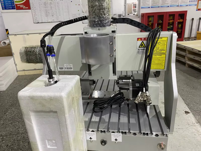 LY CNC-Fräser-Graveur 6040 mit 1,5 kW, 3 Achsen, Drehachse, 4. Achse und Handrad sowie Wassertank für industrielle Anwendungen - Bild 2