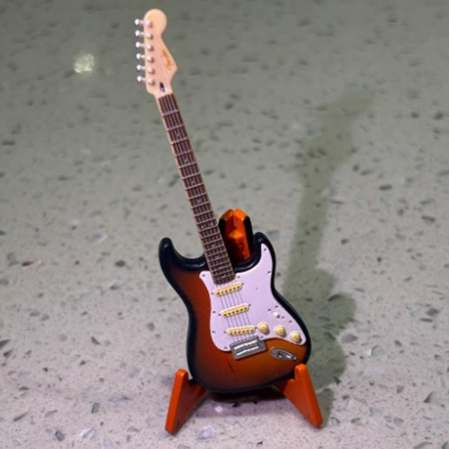 BANDAI Fender E-Gitarre, Actionfigur, ab 14 Jahren - Bild 1