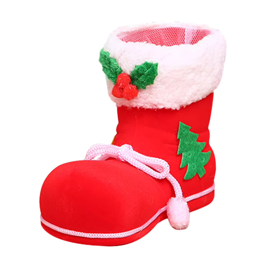 Rote Weihnachtssocken als dekorative Geschenktüten mit Weihnachtsmann- und Weihnachtsbaum-Motiven aus Textil - Bild 2