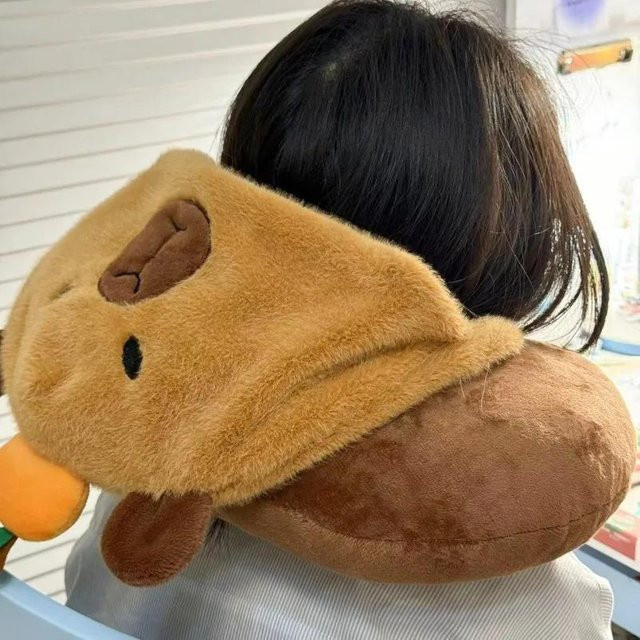 Kidsly Capybara Plüschkissen mit Hut, kamelfarben - Bild 1