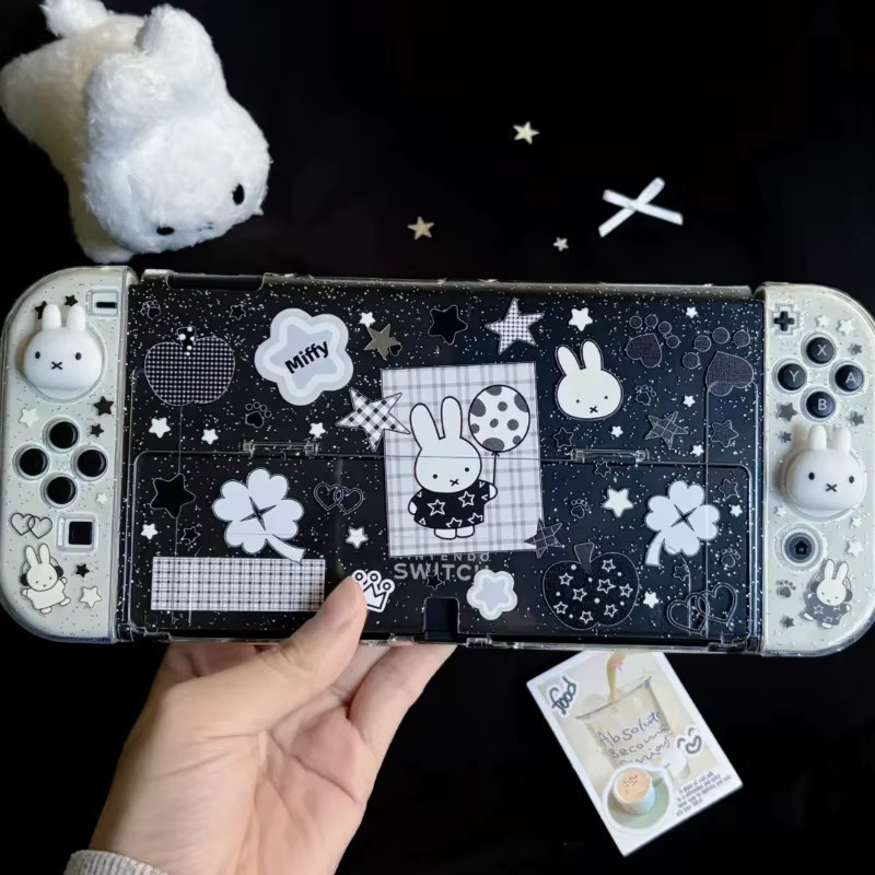 Miffy Co-Branded Nintendo Switch OLED und Switch Lite Schutzhülle mit Glitzer-Griffabdeckung in Transparent Schwarz Weiß - Bild 5
