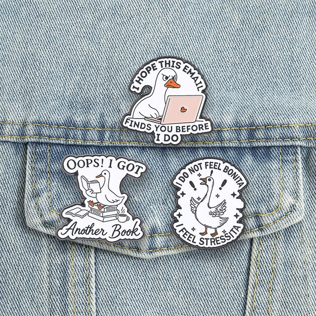 Miss Zoe Emaille-Pins, Enten, Gänse, Bücherwurm, Bunt, Unisex - Bild 1
