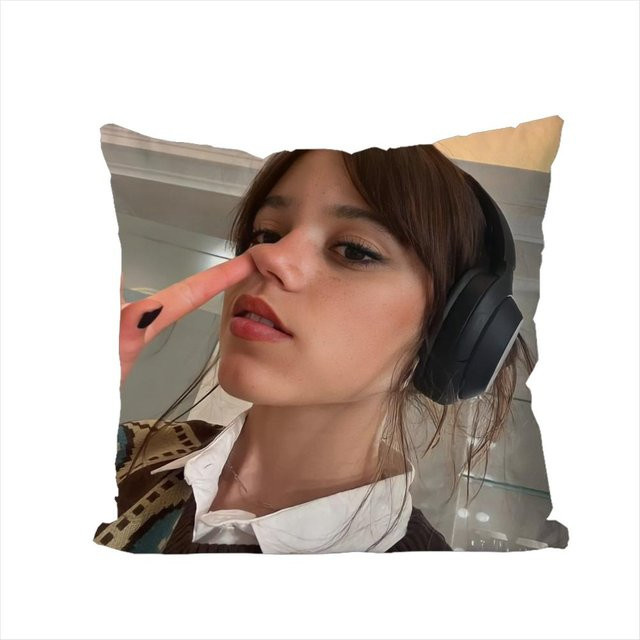 Dekorativer Plüsch-Kissenbezug JMG Clothing mit J-Jenna Ortega Motiv, quadratisch, Mehrfarbig, B/T/H: 60 x 60 x 0 cm - Bild 1